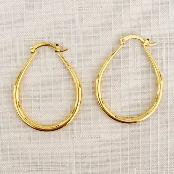 Jewelry - Gold lightweight dangle oval hoop earrings, New